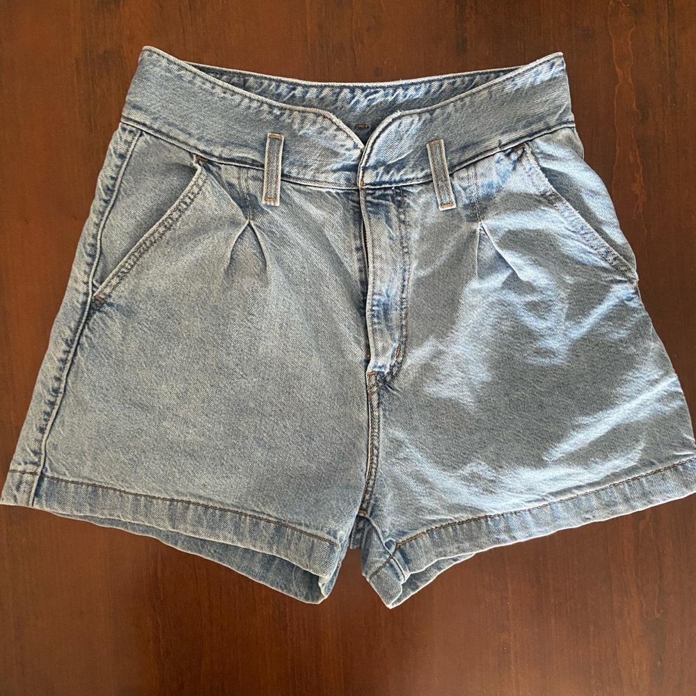 SOLD Levi's High Rise Waisted Vintage Style Jean Shorts Mom Denim 28